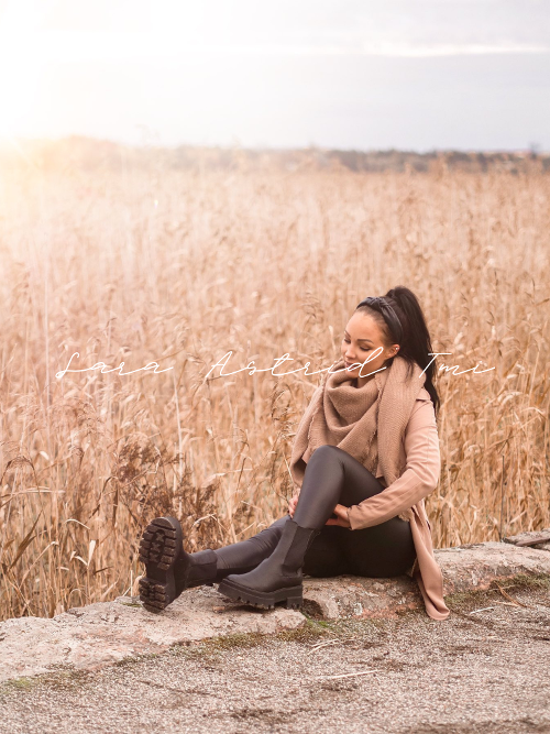 Nainen heinäpellolla kuvapankkikuva