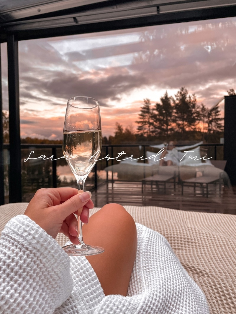 Kuohuviinilasi ja auringonlasku