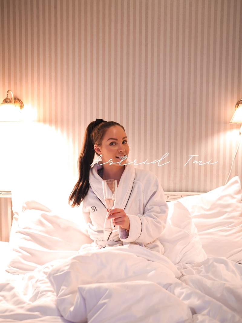 Nainen kylpytakissa kuvapankkikuva