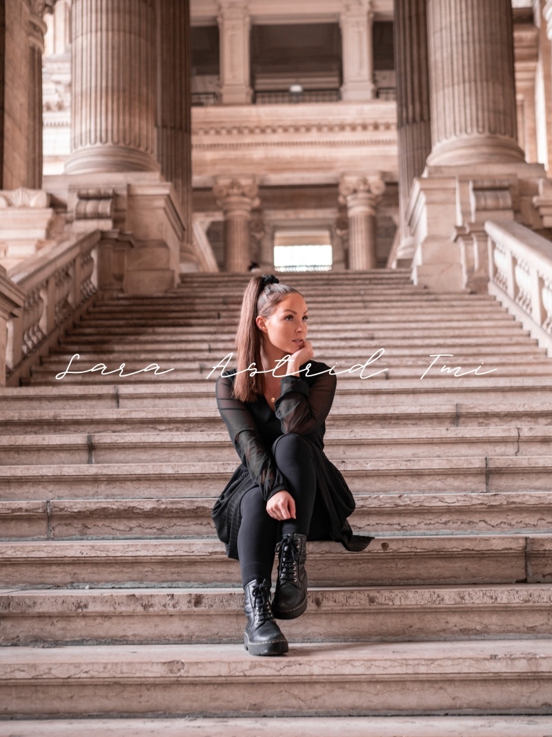 Nainen istuu portailla kuvapankkikuva