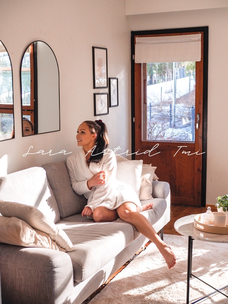 Nainen kahvikuppi kädessä aamutakissa kuvapankkikuva