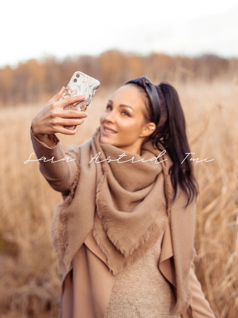 Nainen ottaa selfien kuvapankkikuva